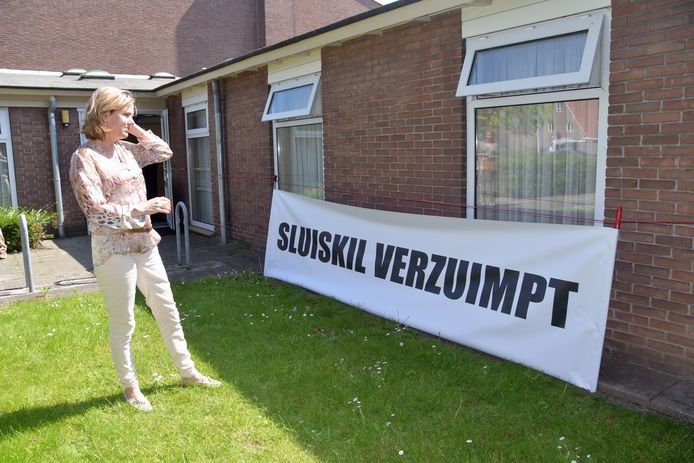 Voormalig minister Cora van Nieuwenhuizen kwam vorig jaar mei zelf naar Sluiskil, sprak met gedupeerden en wilde dat de overlast wordt aangepakt.