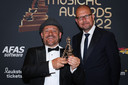 Tom de Ket (l.) en de producent van 14 de musical, Wolter Lommerde, met de enige Musical Award die zij gisteravond veroverden.