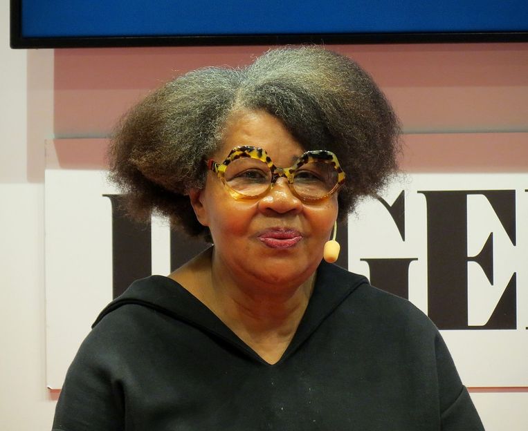 Neen, dit is niét de winnares van de Nobelprijs Literatuur grappenmaker slaat opnieuw toe
