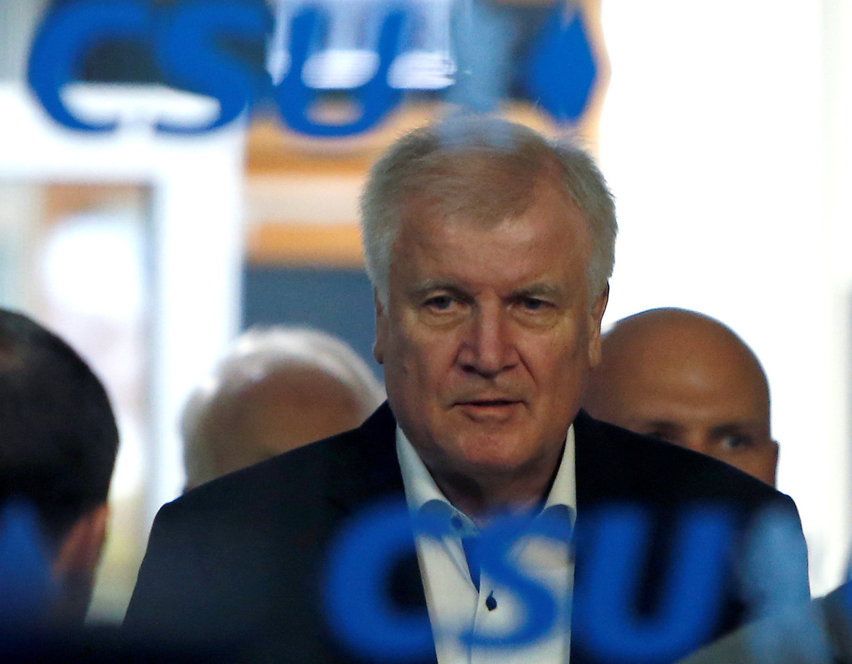 Horst Seehofer, de Duitse minister van binnenlandse zaken namens de CSU, bood zondagavond aan zijn politieke functies neer te leggen. Beeld REUTERS