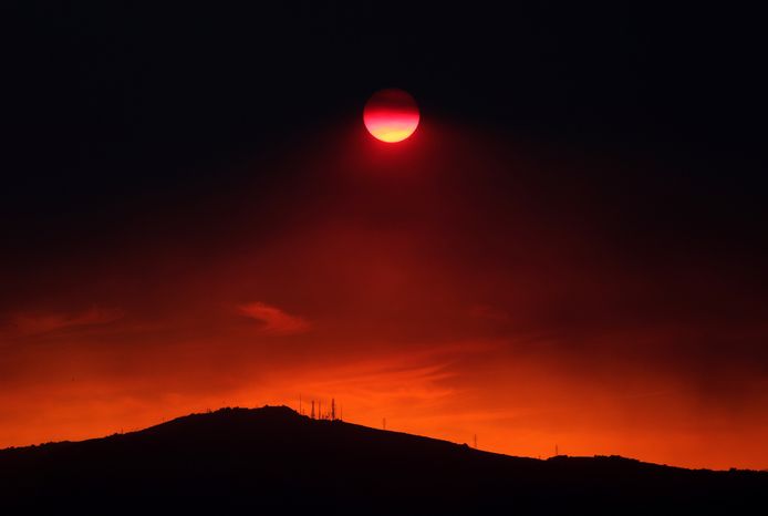 De zonsondergang op Evia toen de bosbrand nog hevig woedde.