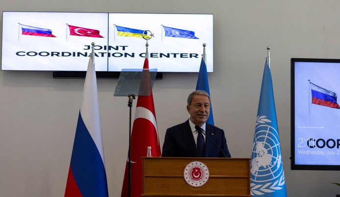 De Turkse defensieminister Hulusi Akar bij de opening van het coördinatiecentrum.