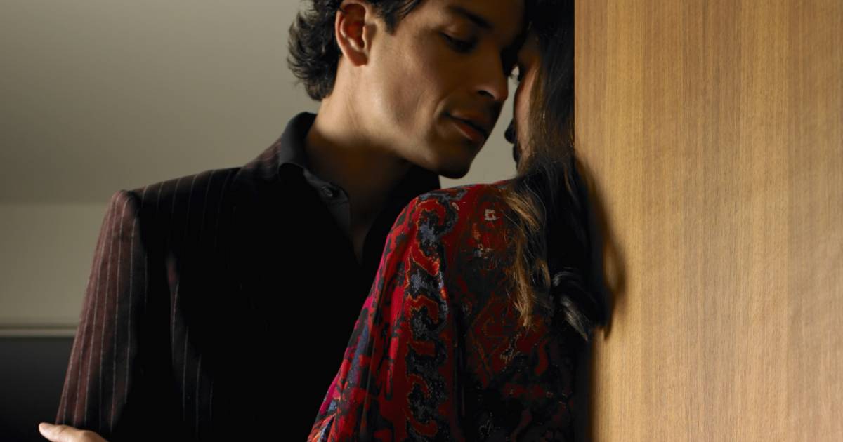 “In een relatie wordt 1 op de 4 verliefd op een ander.” Seksuoloog beantwoordt 17 lezersvragen