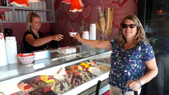 IJssalon Maddey's, onderdeel van de nieuwe bakkerij Nagelkerke in de Dorpsstraat te Halsteren, opende donderdag de deuren. De Bergse Ineke Kok (rechts) bestelt een ijsje bij verkoopster Liza Smaal.