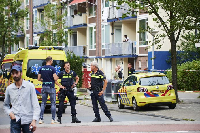 Politie en ambulances op de Honselersdijkstraat op 13 augustus 2020, nadat agenten de 23-jarige Duitse influencer Sammy Seewald hadden neergeschoten.