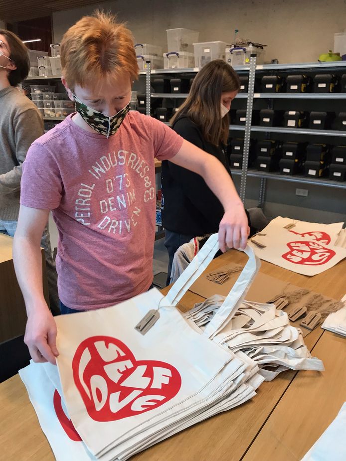 Leerlingen van de klas 6 Printmedia van de Technische Scholen Mechelen hebben meer dan duizend euro ingezameld voor De Warmste Week met de verkoop van zelfgemaakte draagtassen.