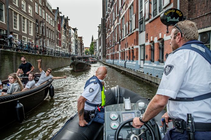 Nederland, Amsterdam , 20 juli 2018.
Politieactie tegen dronken bootjeslui, herrie en illegale bootverhuurders op de grachten.