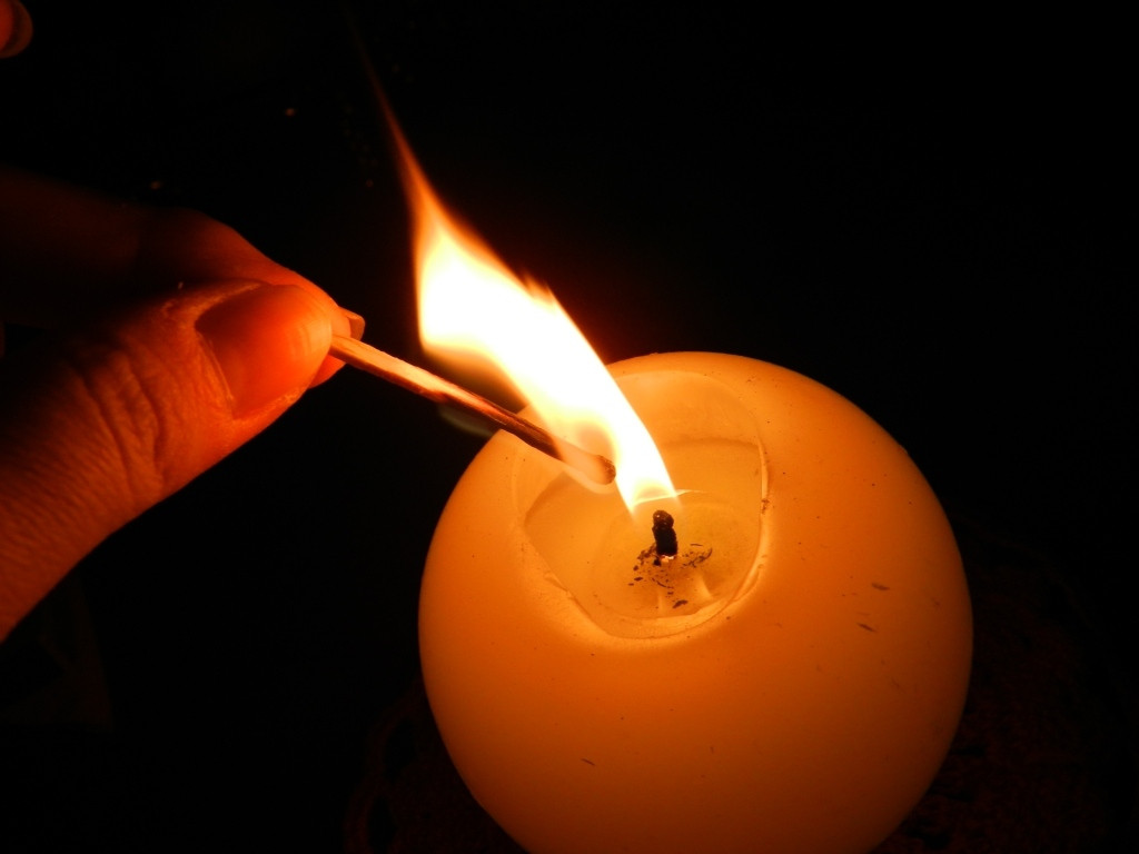 Зажгем свечи. Зажженная свеча. Горящие свечи. Зажечь свечу. Зажигается свеча.