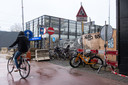Zo dichtbij en toch zo ver weg: op tien meter van de nieuwe Tilburgse fietsenstalling staan de verkeerd gestalde fietsen op een kluitje.