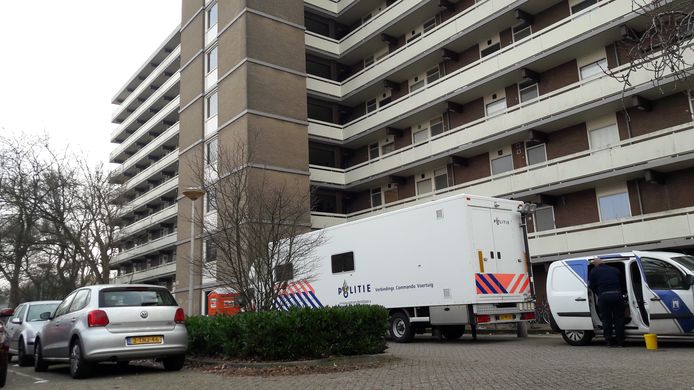 De technische recherche bivakkeert bij de flat van Peter Hovens aan de Lisztgaarde in Oss.