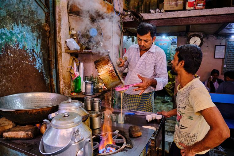 Theestalletje in de oude binnenstad van Delhi. Er zijn ook ketens, waar je terechtkunt voor 12.000 variaties. Beeld Â© Philippe Michel
