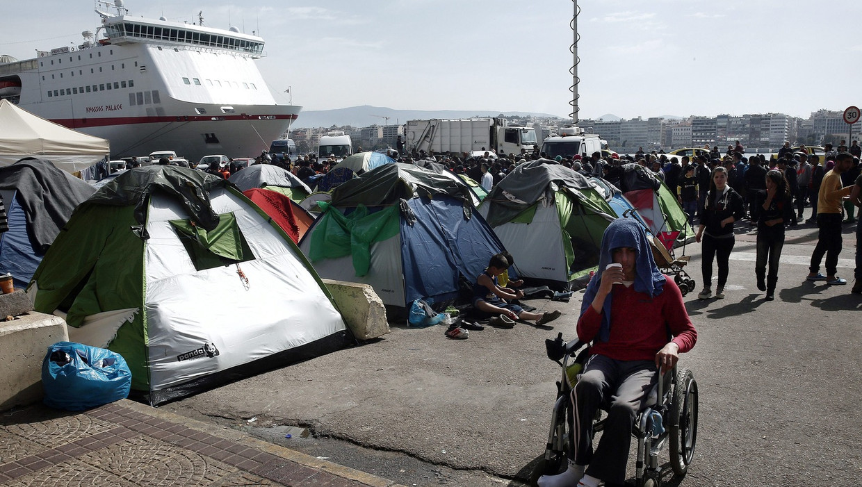 Vluchtelingen in Piraeus bivakkeren in tenten in de haven. Beeld epa