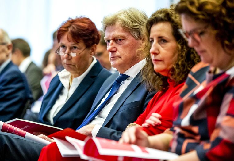 Voorzitter Martin van Rijn en Ingrid van Engelshoven, minister van Onderwijs, Cultuur en Wetenschappen, tijdens de presentatie van het rapport van de Adviescommissie Bekostiging Hoger Onderwijs en Onderzoek. Beeld ANP