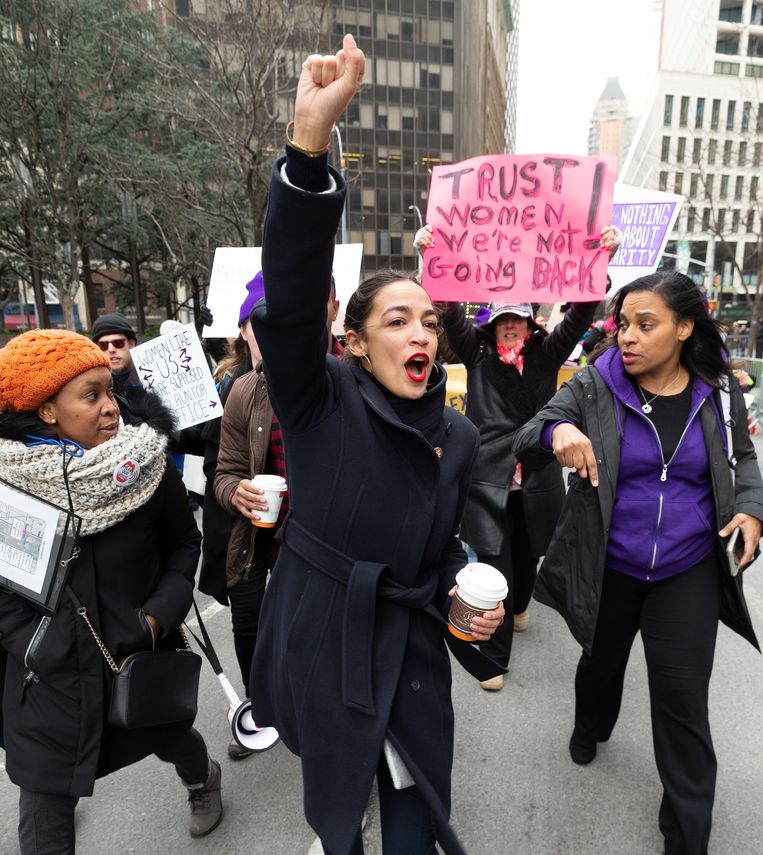 AOC, strijdbaar zoals altijd, op de Annual Women’s Rally and March in Manhattan. Beeld LightRocket via Getty Images