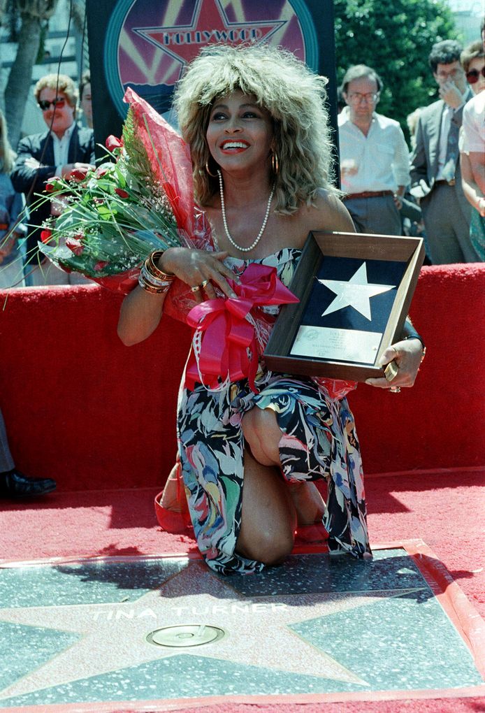 Tina Turner bij haar ster op de Hollywood Walk of Fame in 1986.