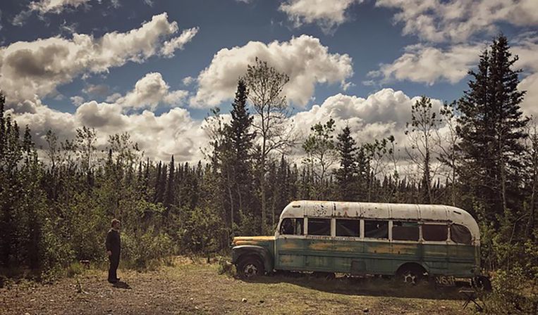 ‘De film ‘Into the Wild’, over het leven van avonturier Chris McCandless, heeft mijn leven veranderd.’ (Foto: Cognetti in Alaska bij de bus van McCandless.) Beeld 'The Big North'/Samarcanda Film