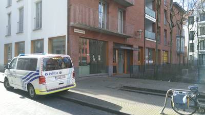 Pasgeboren baby levend gevonden in papieren zak