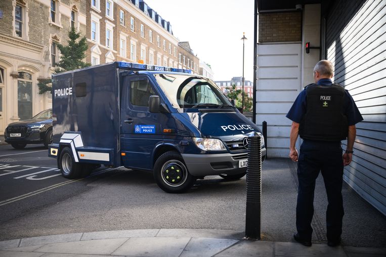 Een verstevigde politiebus, vermoedelijk met Aine Davis erin, komt aan bij de rechtbank in Londen.  Beeld Getty Images