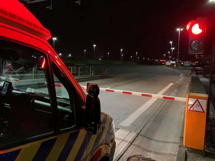 De Nederlandse ambulance voor de slagboom van de Liefkenshoektunnel bij Antwerpen.