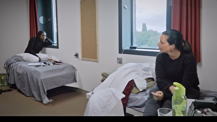 'Er is zoveel dat al zo vroeg in een mensenleven mis kan gaan. Een beetje mildheid zou veel roepers geen kwaad doen.' (Foto: met celgenote Imanuelle Grives in 'Recht naar de gevangenis'.) Beeld SBS