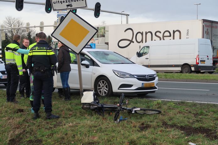 De fietser kwam in botsing met een lesauto.