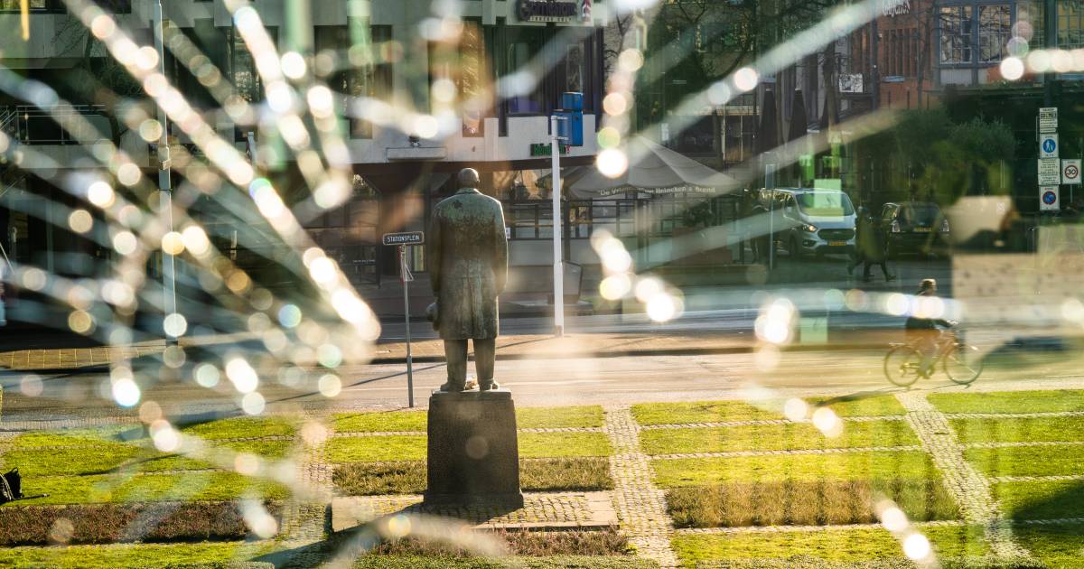 Politie dreigt gezichten jonge relschoppers Eindhoven op televisie te tonen.