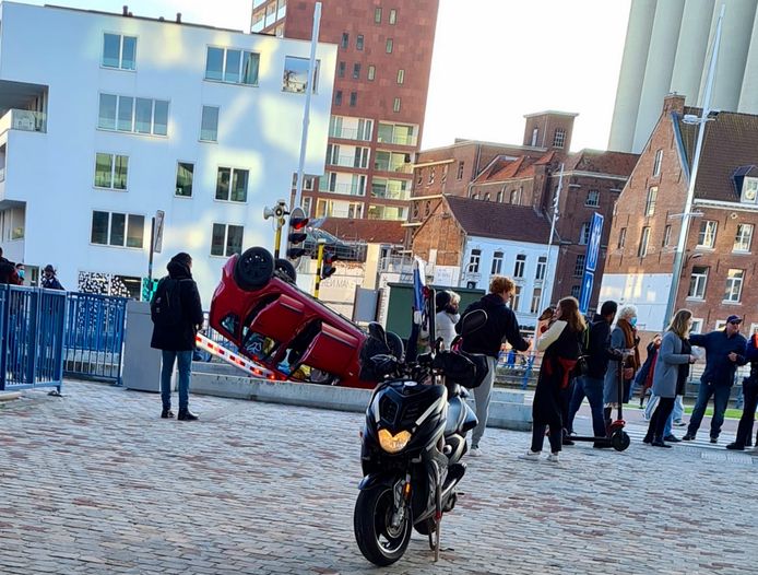 De auto kwam op zijn dak terecht. De inzittenden moesten bevrijd worden.