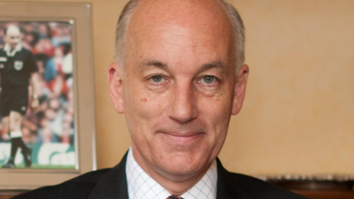 Bond zet scheidsrechtersbaas David Elleray op nonactief wegens