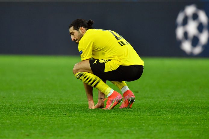Emre Can treurt nadat hij met Dortmund uit de Champions League is gevlogen.