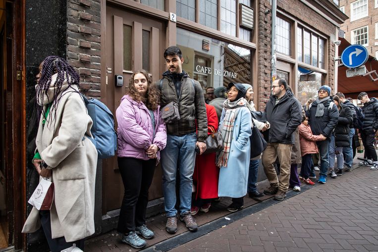 In de rij voor Van Stapele Koekmakerij in de Heisteeg. Beeld Dingena Mol