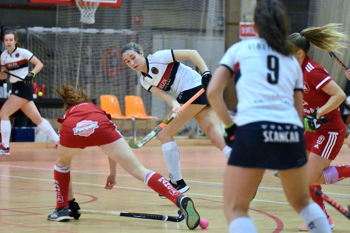 Emilie Meyvis, hier aan het werk tegen Antwerp, verdedigt outdoor de kleuren van Mechelse en indoor die van Dragons.