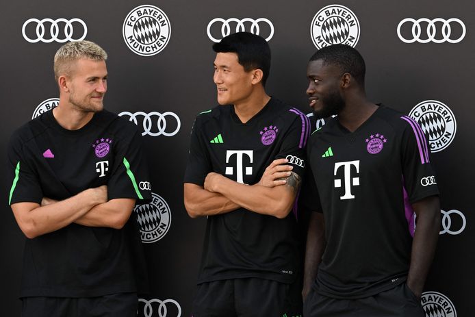 Matthijs de Ligt insieme a Min Jae Kim e Dayo Upamecano, che stasera formeranno ancora una volta il duo centrale di Der Recordmeister.