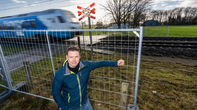 Ook onbeveiligde spoorwegovergang bij boerderij De Vleerboer in Bornerbroek dicht: ‘Het is klaar, veiligheid voor alles. Eindelijk rust!’