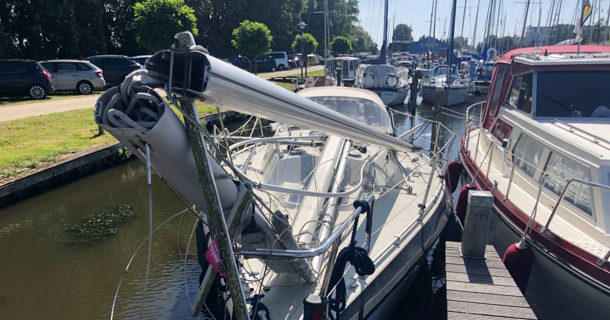 Man vaart door rood met schip: mast breekt af nadat brug dichtgaat