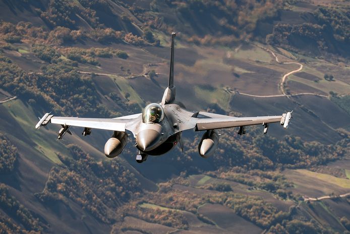 Illustratiebeeld. Een F-16 van de Amerikaanse luchtmacht in Italië. (21/11/22)