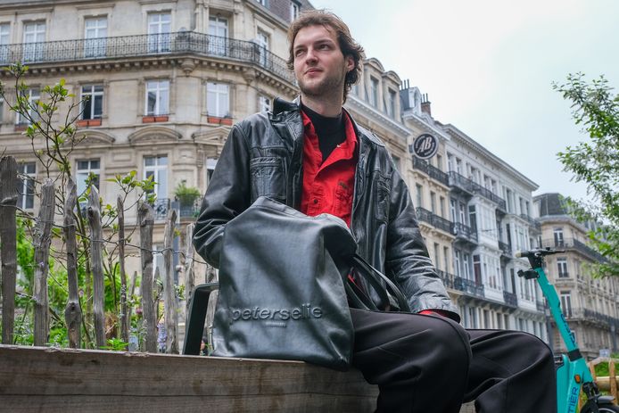 Bij elkaar passen afgewerkt Buiten adem Bjorn (26) maakt handtassen voor vrouwen én mannen: “Wil met merk  genderstereotypes de wereld uit helpen” | Brussel | hln.be