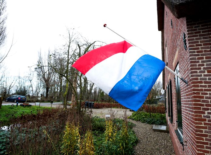 Donderdagochtend in alle vroegte vertrok de rouwstoet van acteur Bram van der Vlugt vanaf zijn woonadres aan de Meije naar de Koninklijke Schouwburg in Den Haag. Om hun betrokkenheid te tonen hingen buurtgenoten de vlag halfstok.