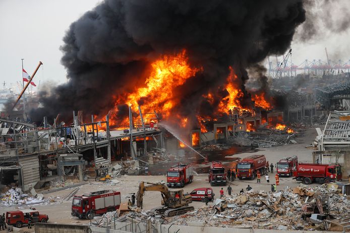 Volgens het Libanese leger woedde de brand in een opslagplaats van motorolie en autobanden. Dat pakhuis zou al beschadigd zijn geweest door de explosie van augustus.