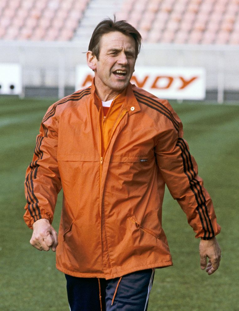 Coach van het Nederlands Elftal Jan Zwartkruis op het veld tijdens de training voor de interland tegen Ierland, de eerste wedstrijd in de voorronden van het WK voetbal. September 1980. Beeld ANP