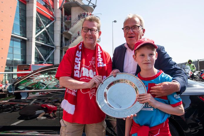 Directeur betaald voetbal Eric Gudde van de KNVB met de schaal en enkele Twente-fans.