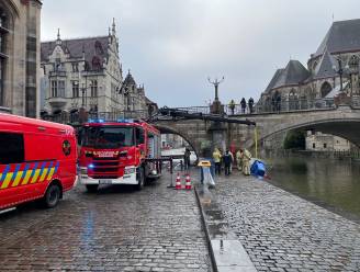Brandweer haalt afvalcontainers uit het water in centrum Gent