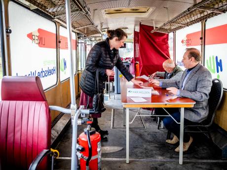 Het is er stoffig en koud, maar in de mobiele stembus ben je wel snel klaar (als ze starten tenminste)