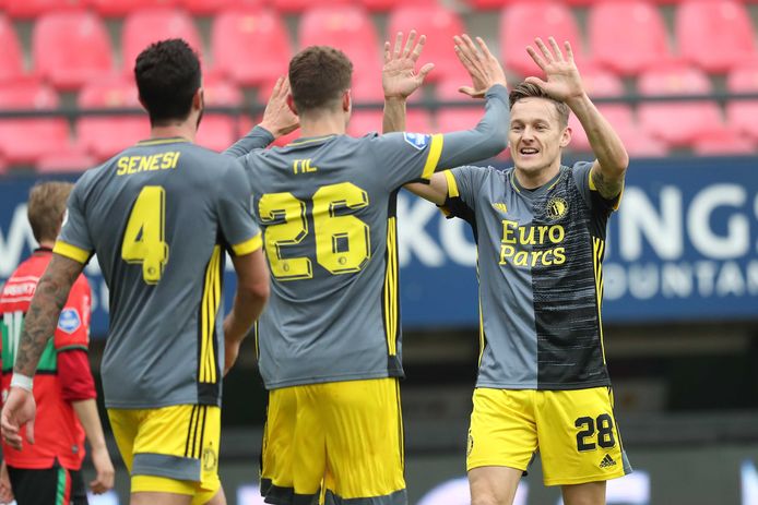 Invaller Toornstra viert de goal van Til. Links Senesi.