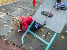 Kinderen zien brokjes rubbertegel aan voor drop