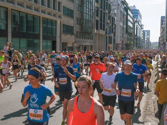 Ook 300 lopers van Handicap International België trappen 20 kilometer door Brussel af: “Allemaal samen bewegen, da’s het belangrijkste”