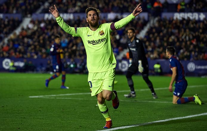 Lionel Messi juicht na weer een goal tegen Levante.