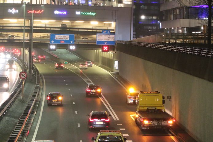 Een rijstrook van de Utrechtsebaan werd afgesloten voor verkeer na het ongeluk.