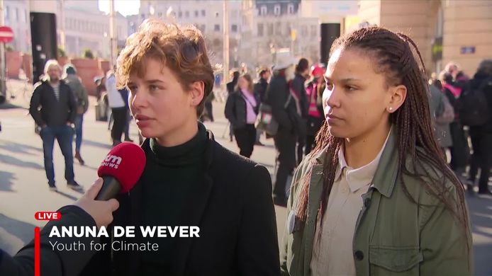 Anuna De Wever (links) en Jada Kennedy (rechts), een van de nieuwe woordvoerders van Youth for Climate.