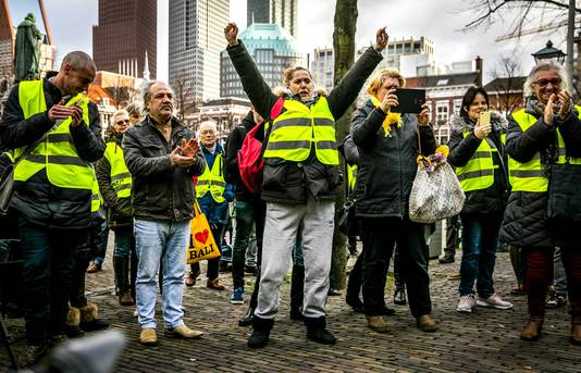 Betogers in gele hesjes vanmiddag in Den Haag.
