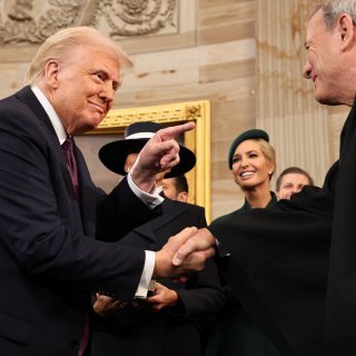 Al honderd dagen heeft Trump ruzie met de rech­terlijke macht: ‘Consti­tu­tionele crisis is compleet’    